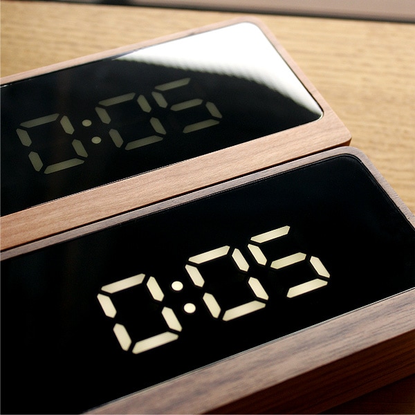 Mirror Clock」鏡にデジタル時計が浮かび上がる幻想的な木製デジタル