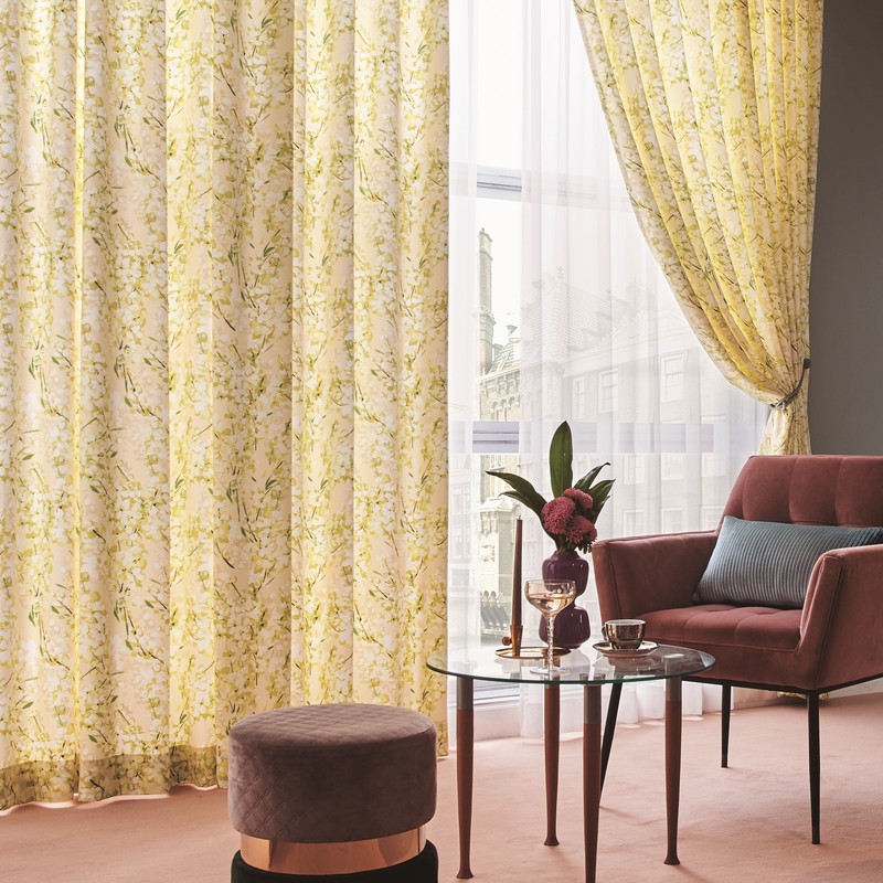 防炎＞光沢のある生地に満開に広がる華やかな花柄プリント。日光を