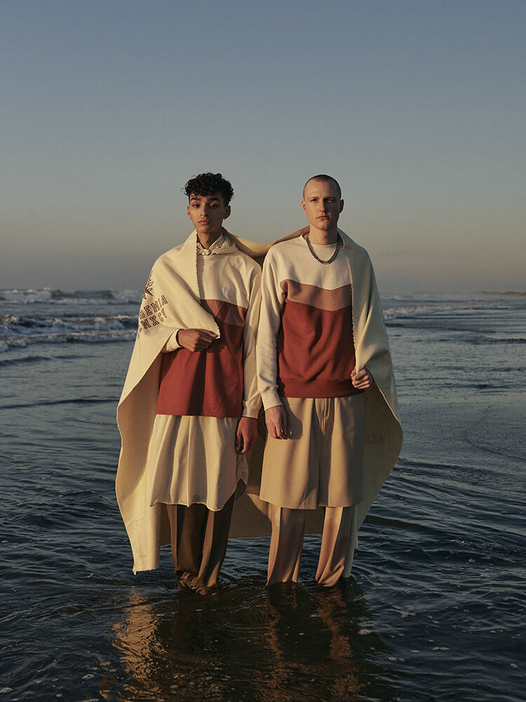 kudosとflotsambooksのコラボTシャツが登場！ 鈴木 親が撮影したルック