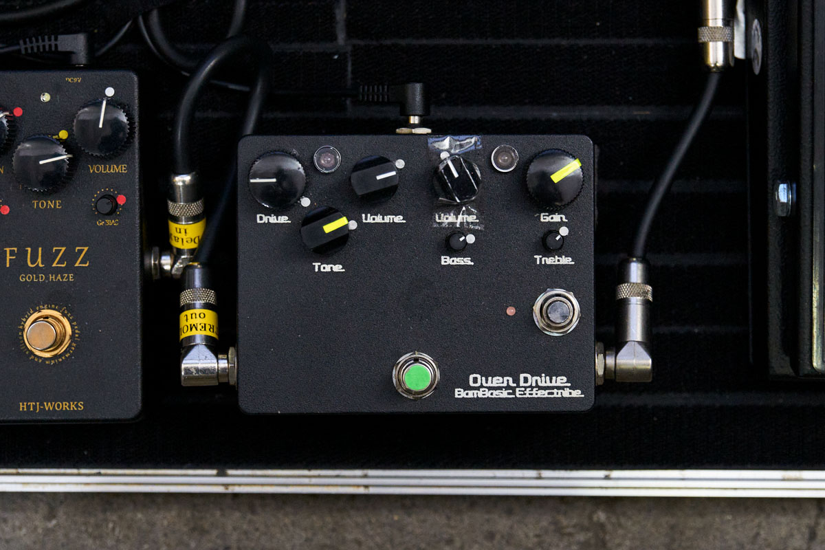 直感的なサウンド・メイクを可能にした田中義人のペダルボード｜月刊