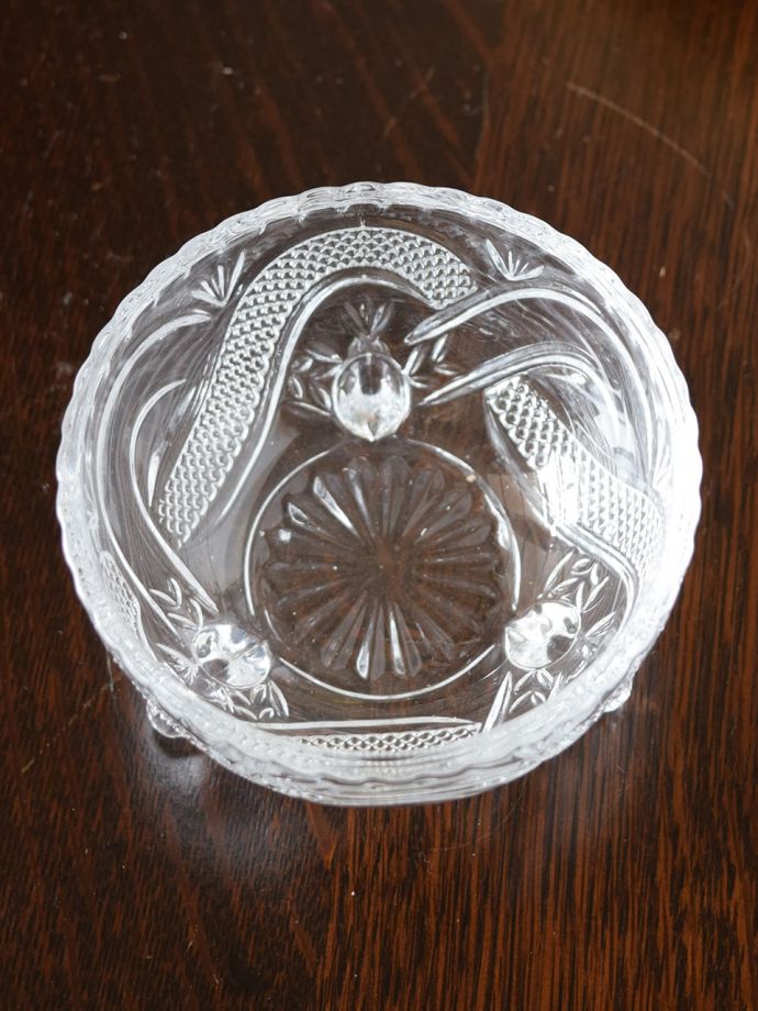 アンティーク風のガラス雑貨、脚付きの可愛い小さなガラスボウル(n2