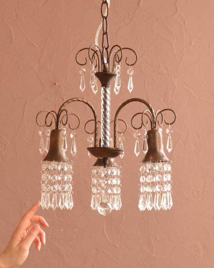 ガラスのビーズが美しいアンティーク風のシャンデリア(3灯)（E17電球