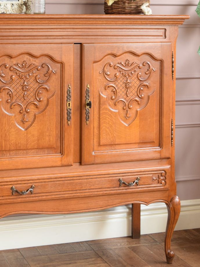 フランス生まれのアンティーク家具、扉の彫が美しいフレンチ