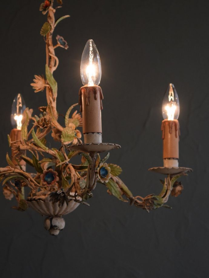 フランスのアンティーク照明、お花のモチーフが可愛いシャンデリア(4灯