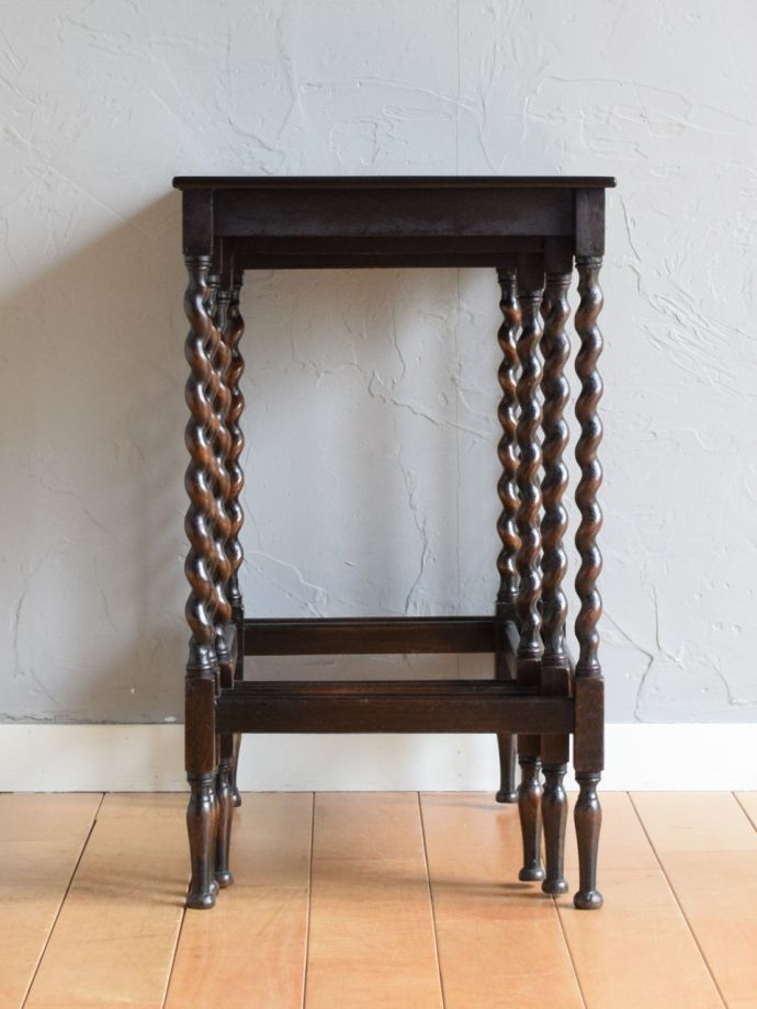 英国アンティークのおしゃれなテーブル、ツイスト足が美しい3台セット