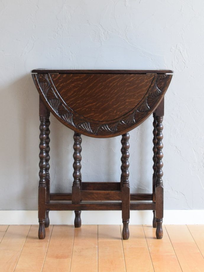 イギリスから届いたアンティークの伸長式テーブル、天板の彫りが美しい