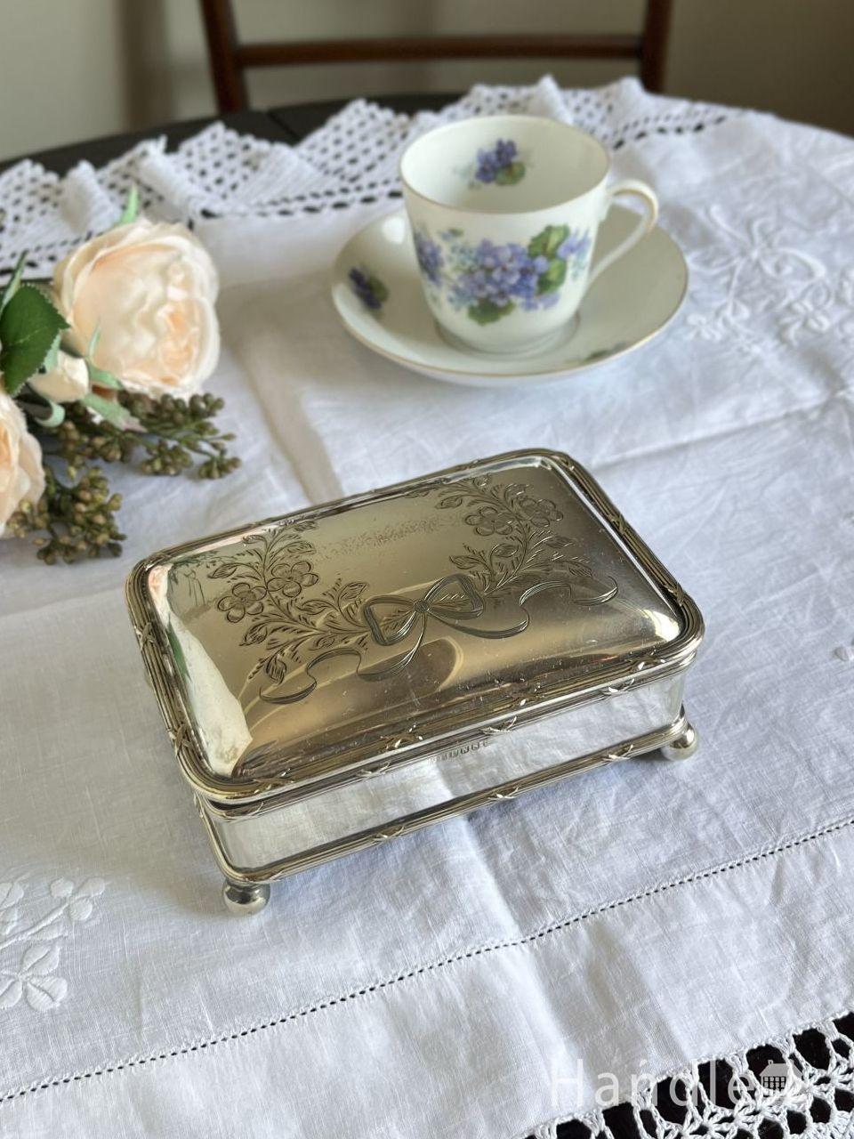 イギリスから届いたアンティークのシルバー、リボンとお花の装飾が