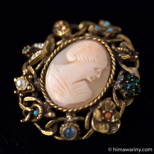 シェル・カメオ・ヴィクトリア調モチーフ・ブローチ – アンティーク