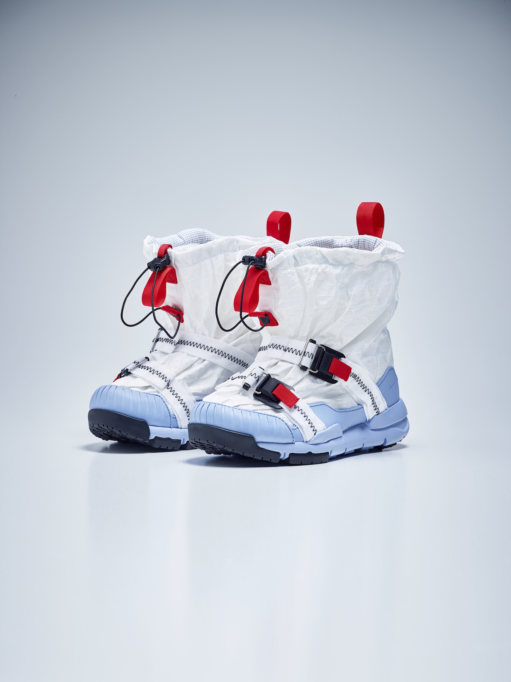 トム・サックス×Nikeの新シューズ完全防備のオーバーシュー