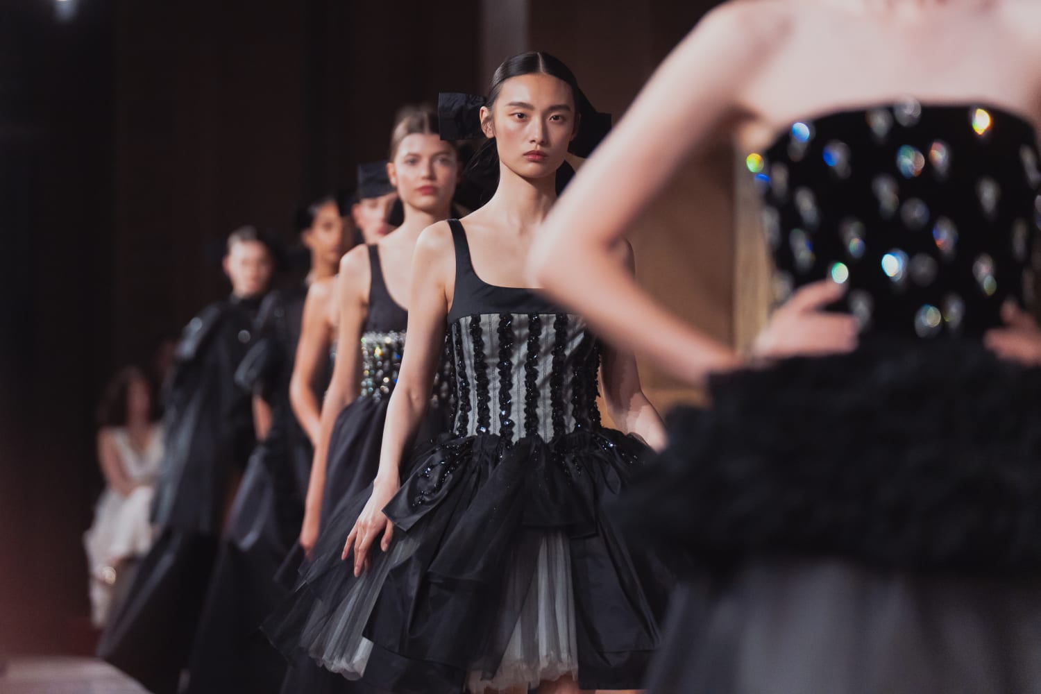 シャネル、パリ・オペラ座との100年を超えるラブストーリー。2024-25年