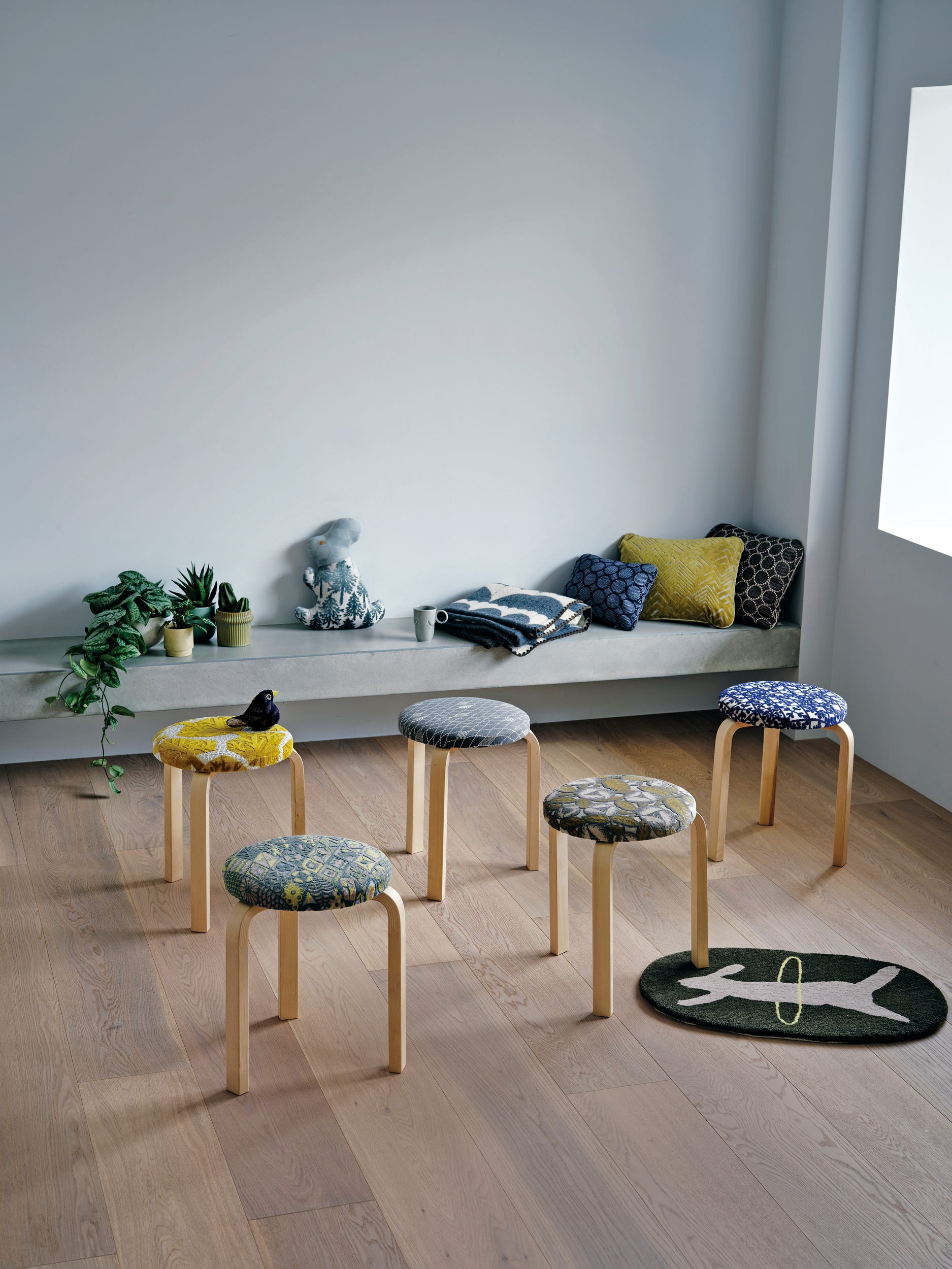 アルテック」“スツール 60”のミナ ペルホネン特別モデルが発売 | ELLE