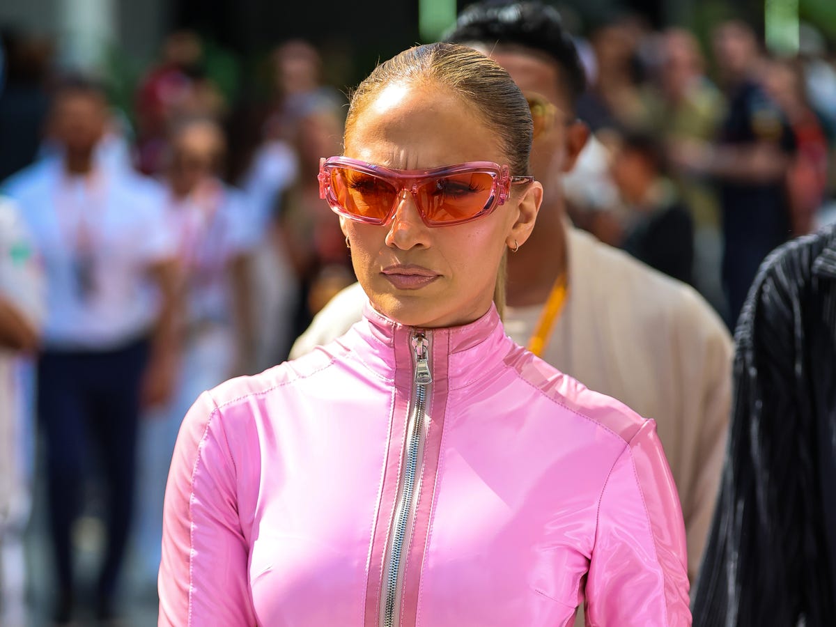 ジェニファー・ロペス、F1グランプリで全身ピンクの