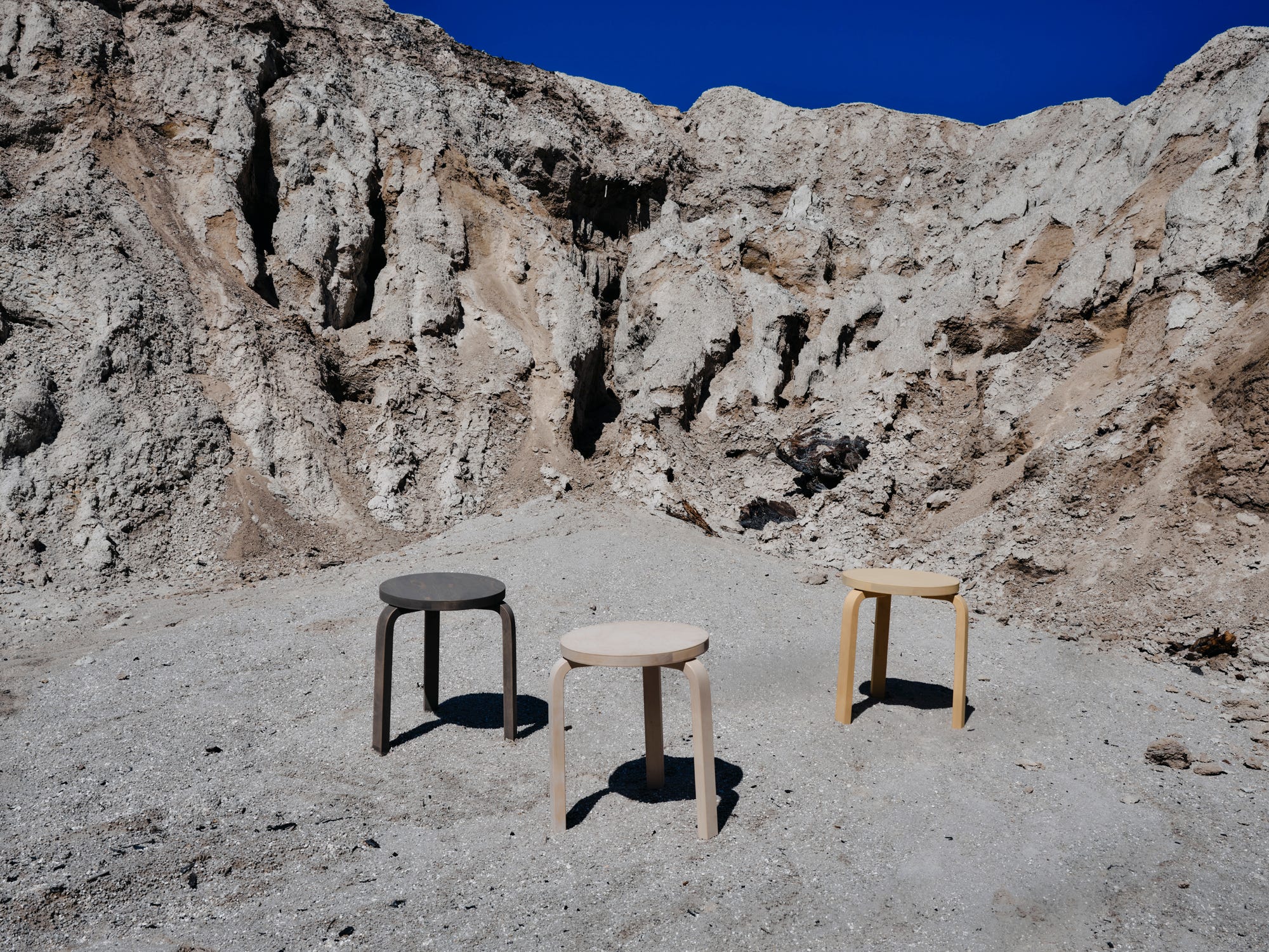 田根剛が手掛けた「スツール 60」の90周年モデルが90脚限定発売