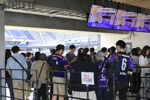 サンフレッチェ広島・青山敏弘コーチ『引退記念本』出版イベントに200