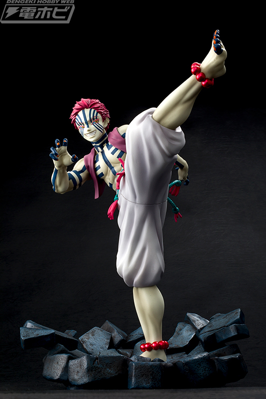 テレビアニメ『鬼滅の刃』より上弦の参・猗窩座が、戦闘中のワンシーン