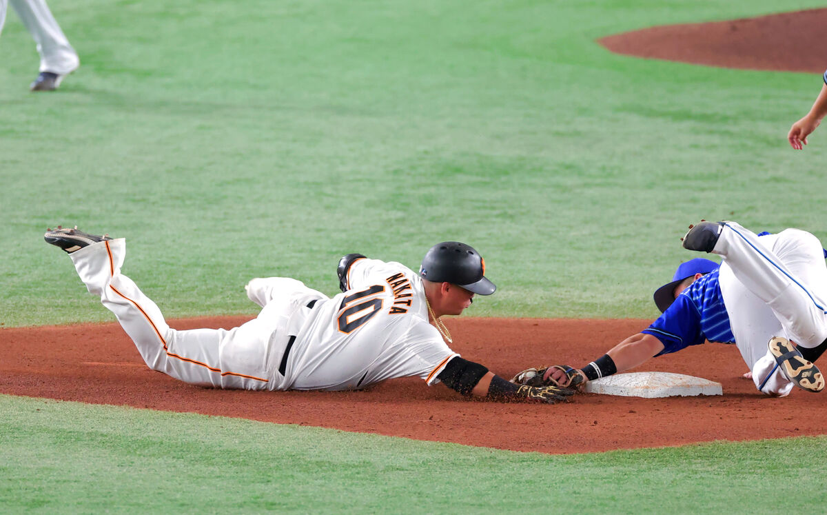 巨人】中田翔が“神の手”二塁打 ベース上でタッチをかいくぐる好走塁に