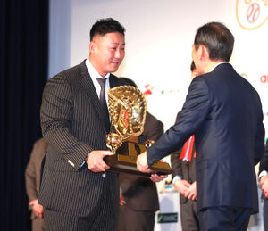 巨人】中田翔が一塁手部門で史上初のセ・パ両リーグGG賞「ありがたい