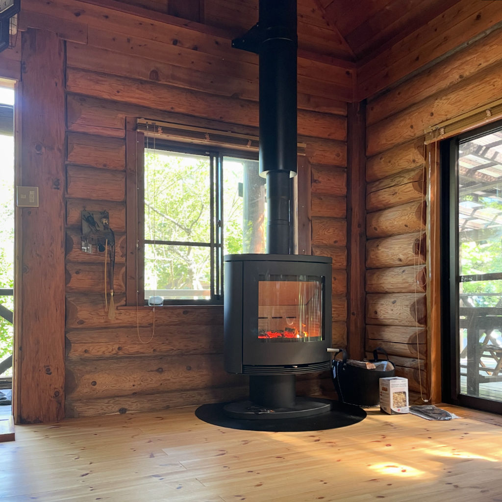 高島市今津町のログハウスに薪ストーブ設置 | 北欧直販｜薪ストーブと