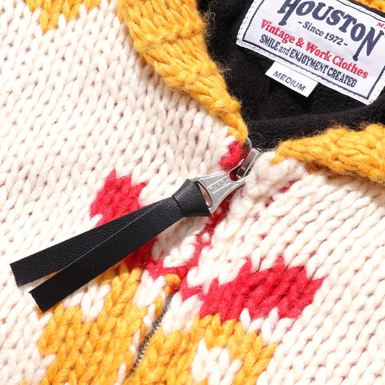 ショールカラー＆ジップアップ仕様の使える『カウチンニット