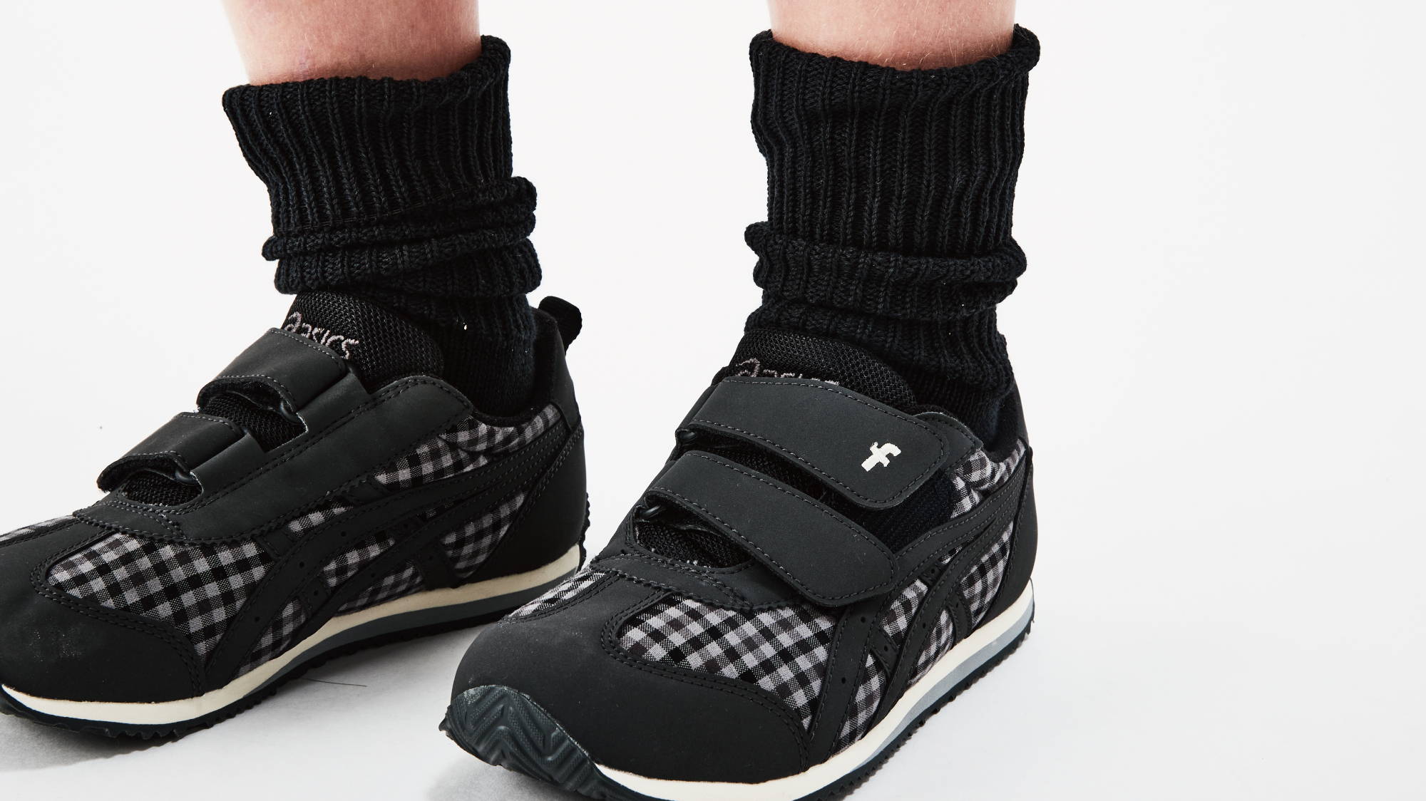 神戸発祥のブランド「アシックス」とのコラボアイテムに モノトーン