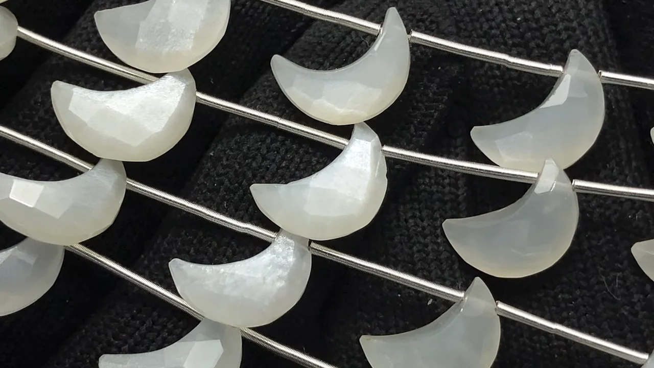 動画】宝石質ホワイトムーンストーンAA++ 三日月シェイプ12×8mm 半連/1