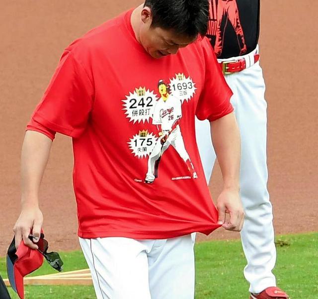 新井 最終戦で特製Tシャツ着用 現役最多1693三振デザインに「なかなか