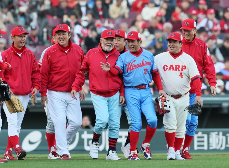 レジェンドだらけのカープOB戦「二遊間復活」熱い抱擁？に歓喜の声