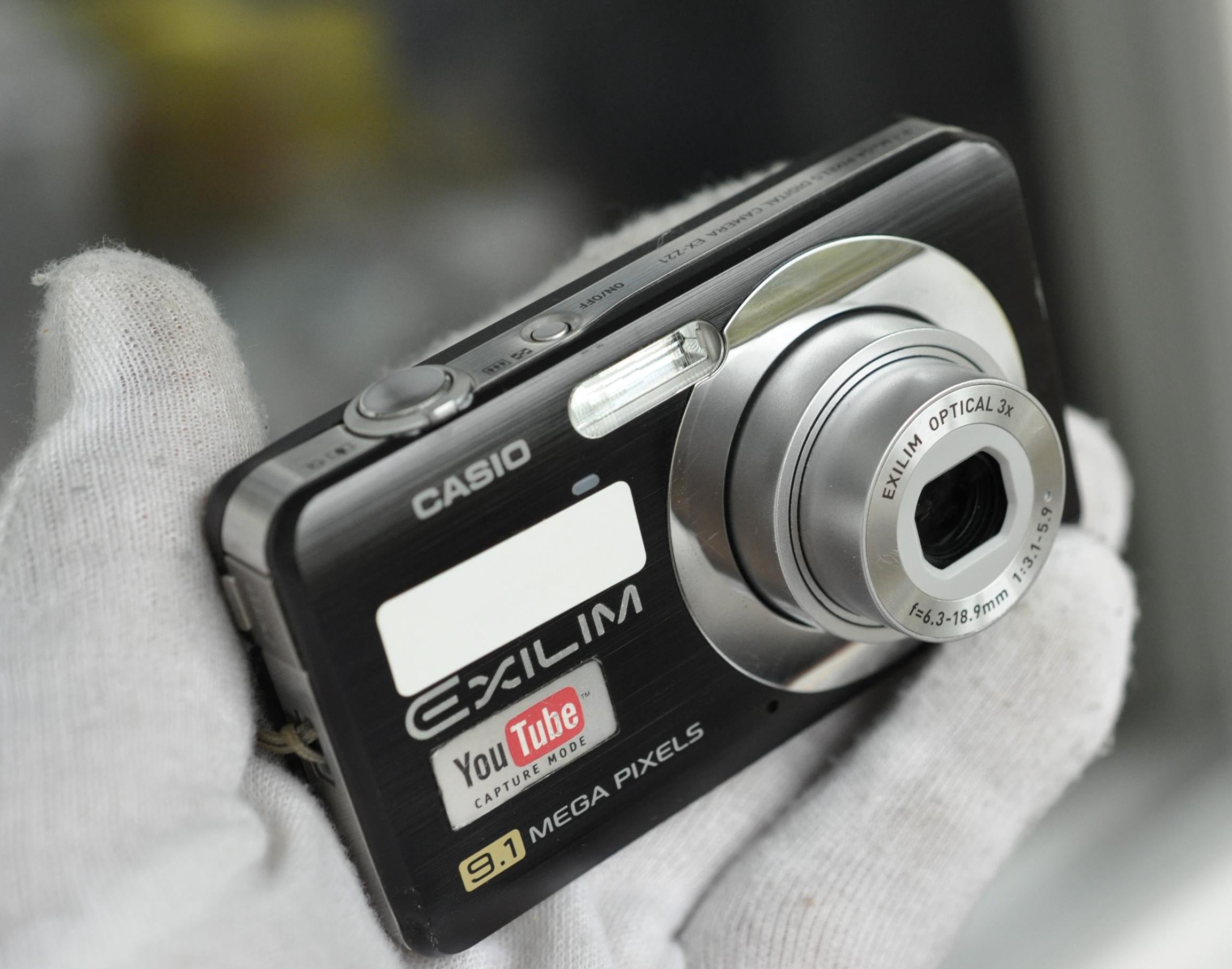 Casio Exilim EX-Z21 Digital Camera - 9.1 Mega Pixels + Memory Card