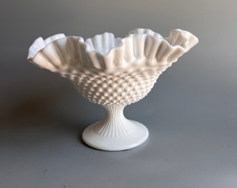 フェントン ミルクガラス コンポート ホブネイル台座とフリル