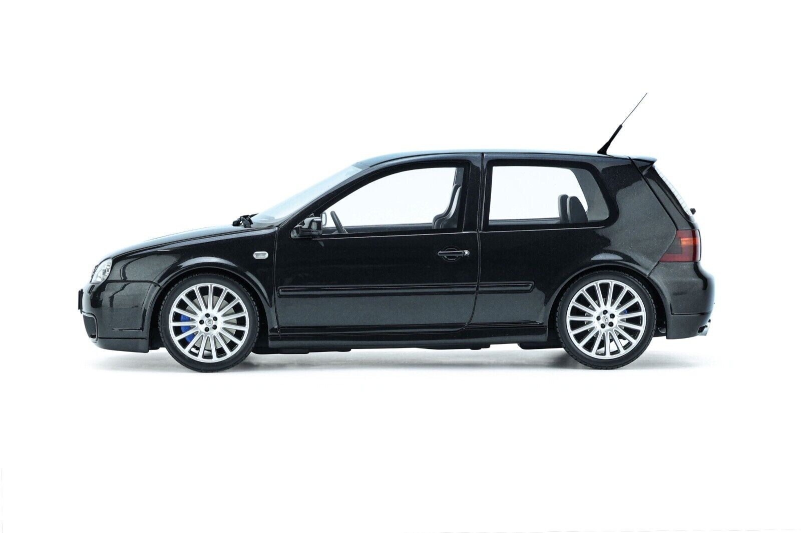 1/18 Volkswagen Golf IV R32 2002 Black Diecast Model Car by Otto
