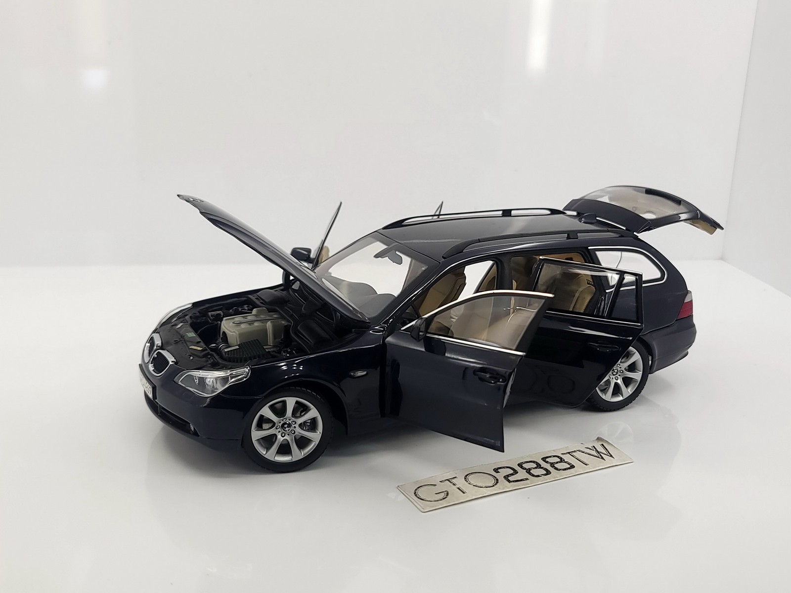 Dealer OEM 1:18 scale BMW 5er 5 Series 545i Touring(E61) Orient