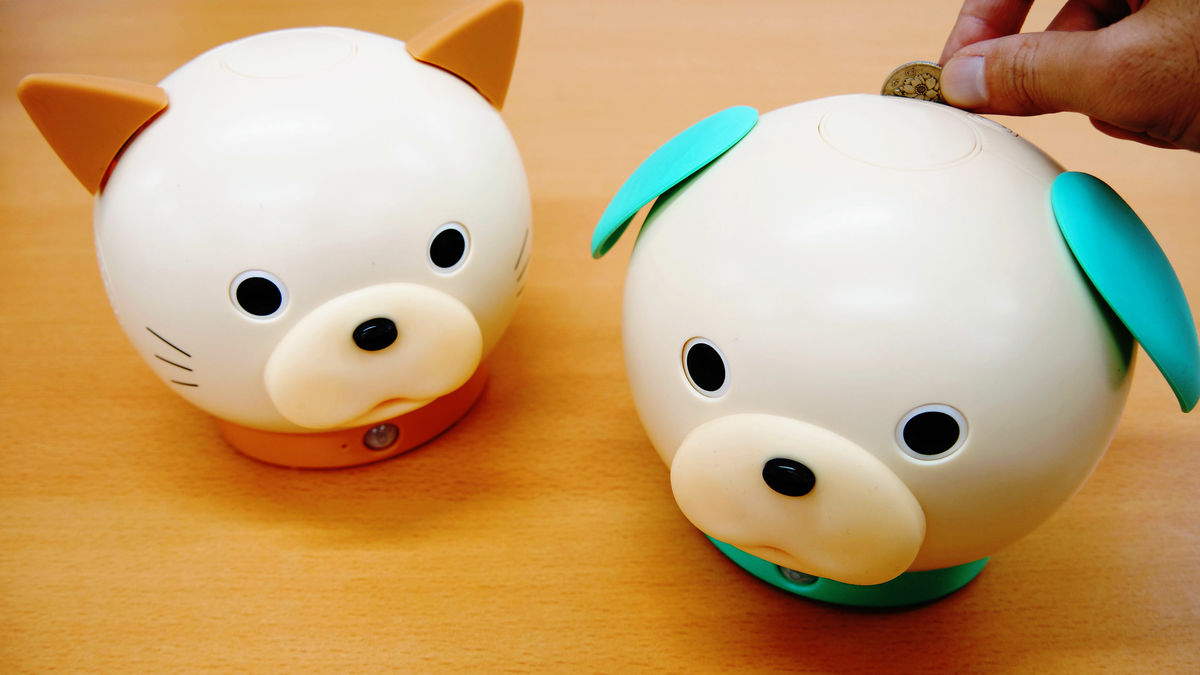 今、目が合ったよね。貯金して！」と貯金箱が通りがかりにお金を請求