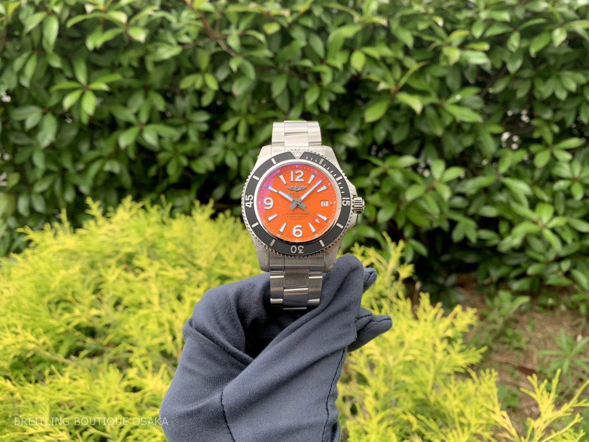 アウトドアに映えるオレンジカラーの”スーパーオーシャン 42″のご紹介