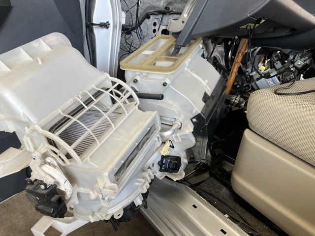 MH34SワゴンR ガス漏れ修理｜エバポレーター交換方法