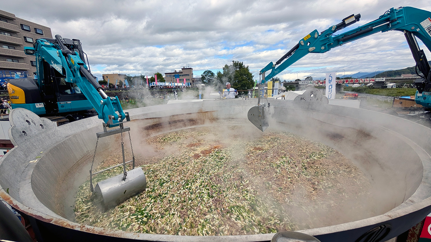 日本一の芋煮会フェスティバル – 日本一のスケールの大鍋で調理される