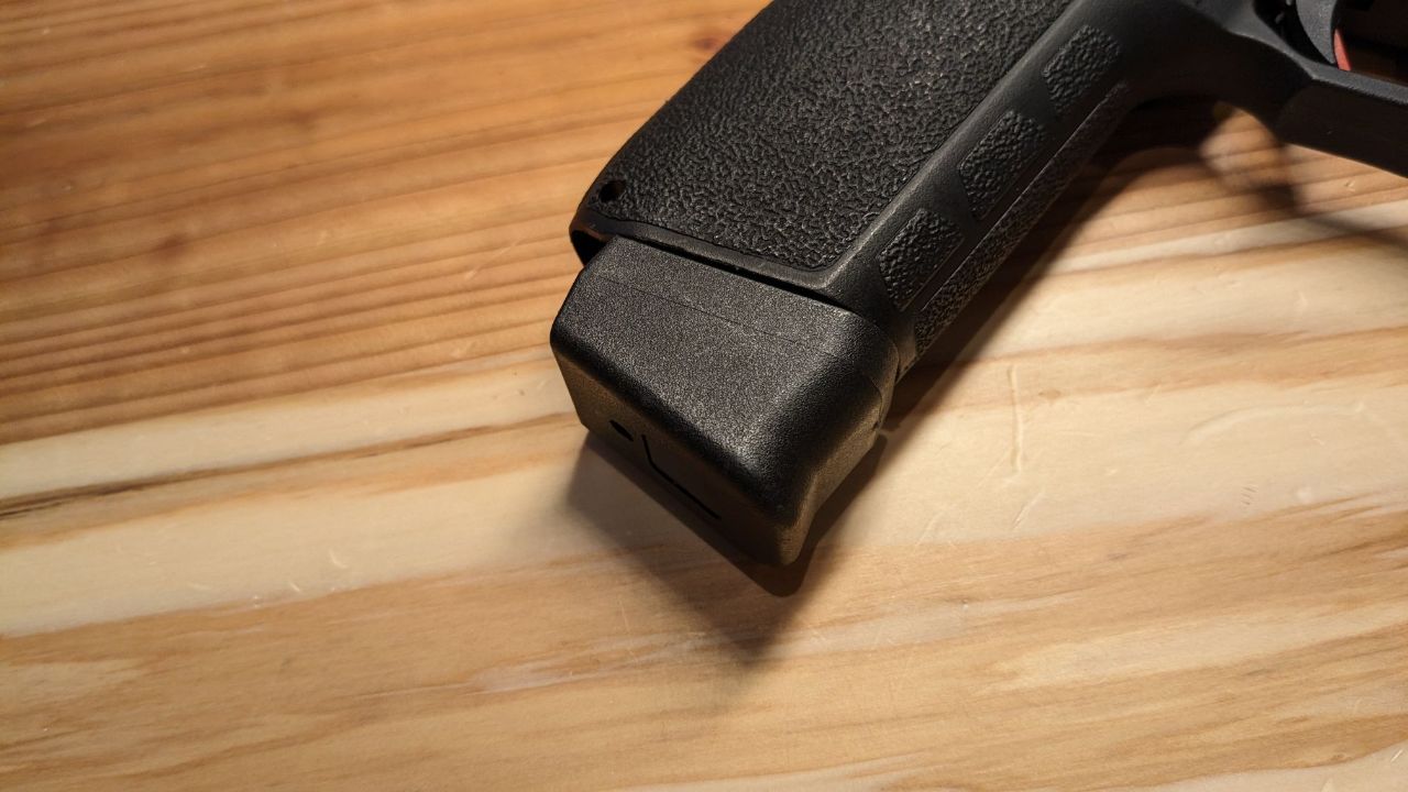 Carbon8 ストライカー9のマガジンバンパー取り替えてみました