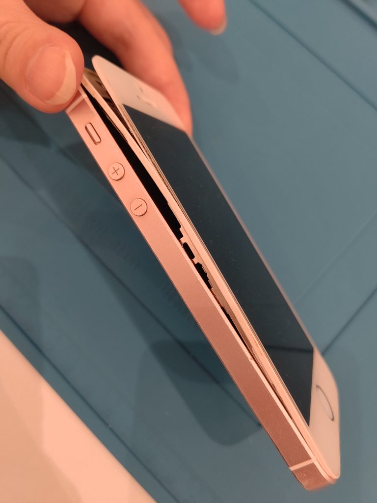 東郷店】バッテリーが膨張して画面も壊れたiPhone SE（第1世代）の修理