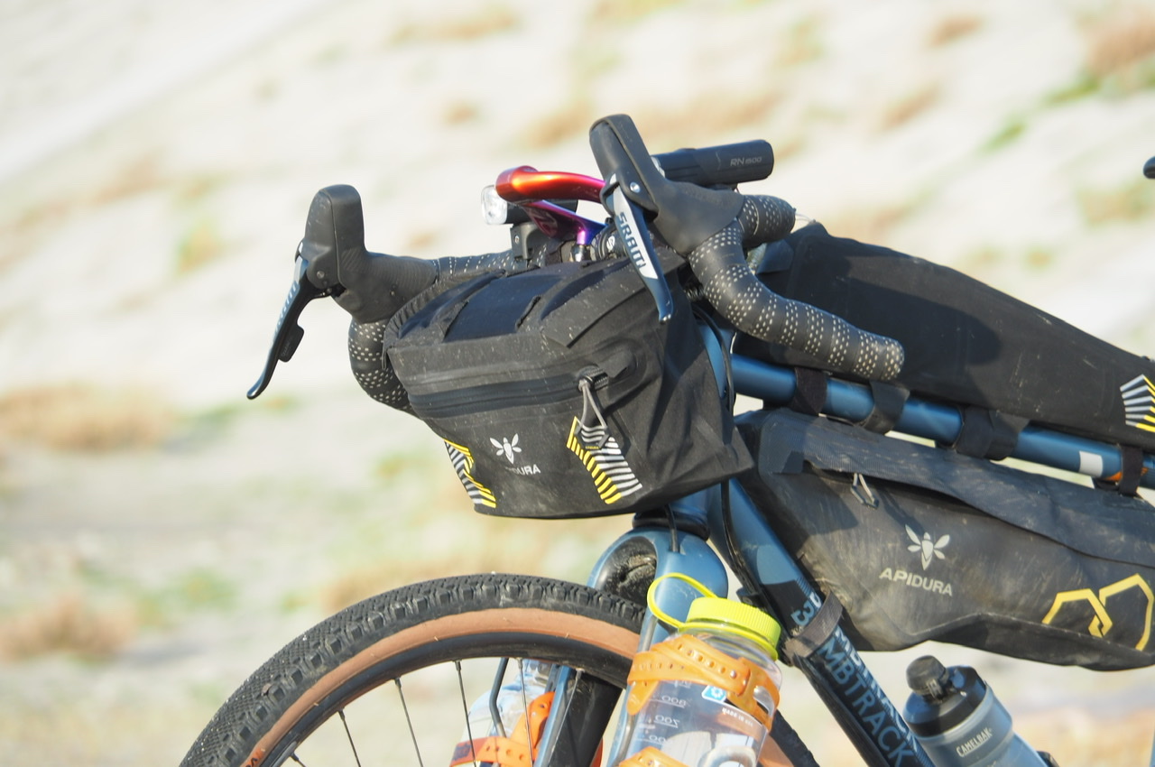 レビュー】Apidura：バックカントリー ハンドルバーバッグ（11L）の