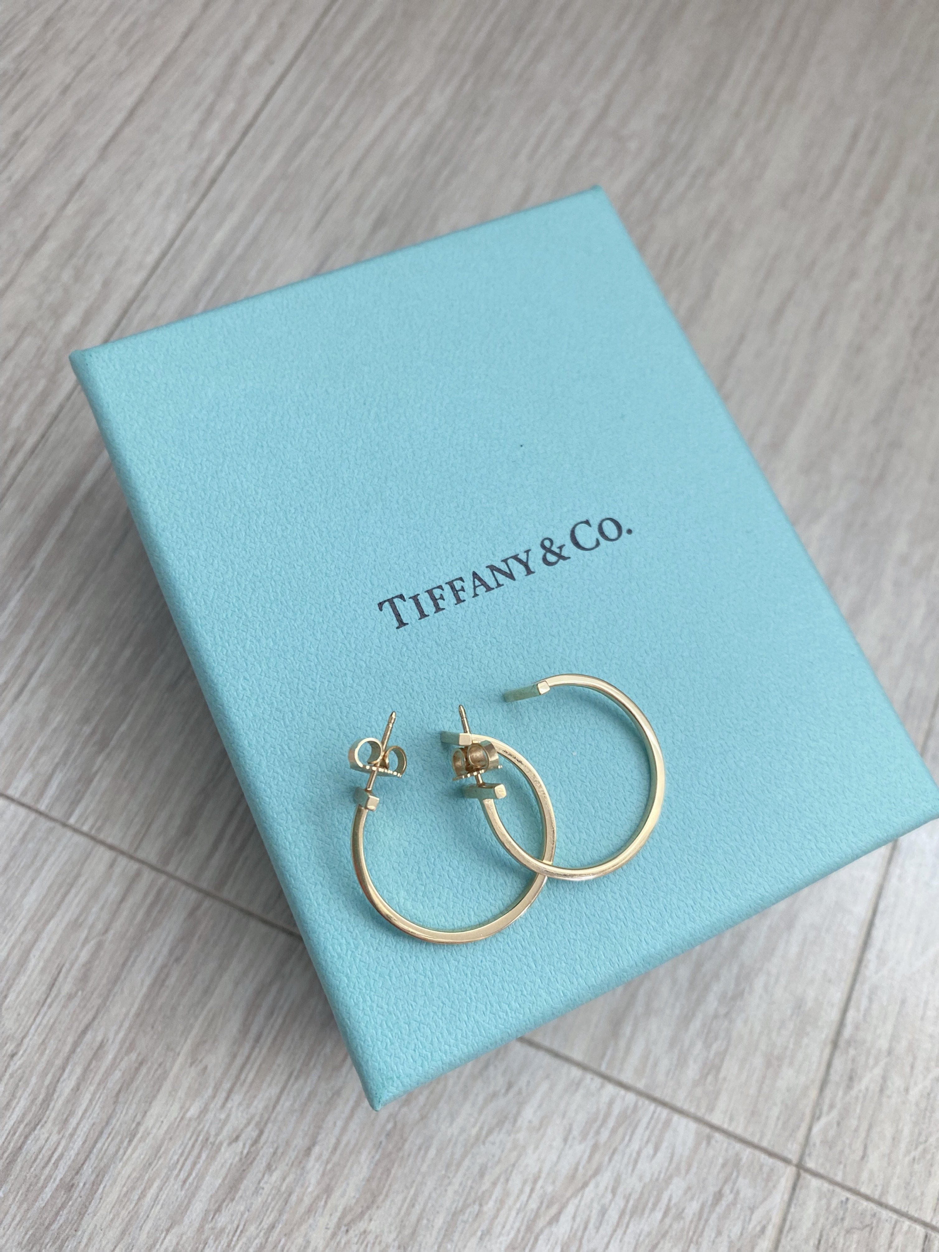 憧れを日常に。Tiffany「T ワイヤーフープピアス」 | Marisol(マリソル