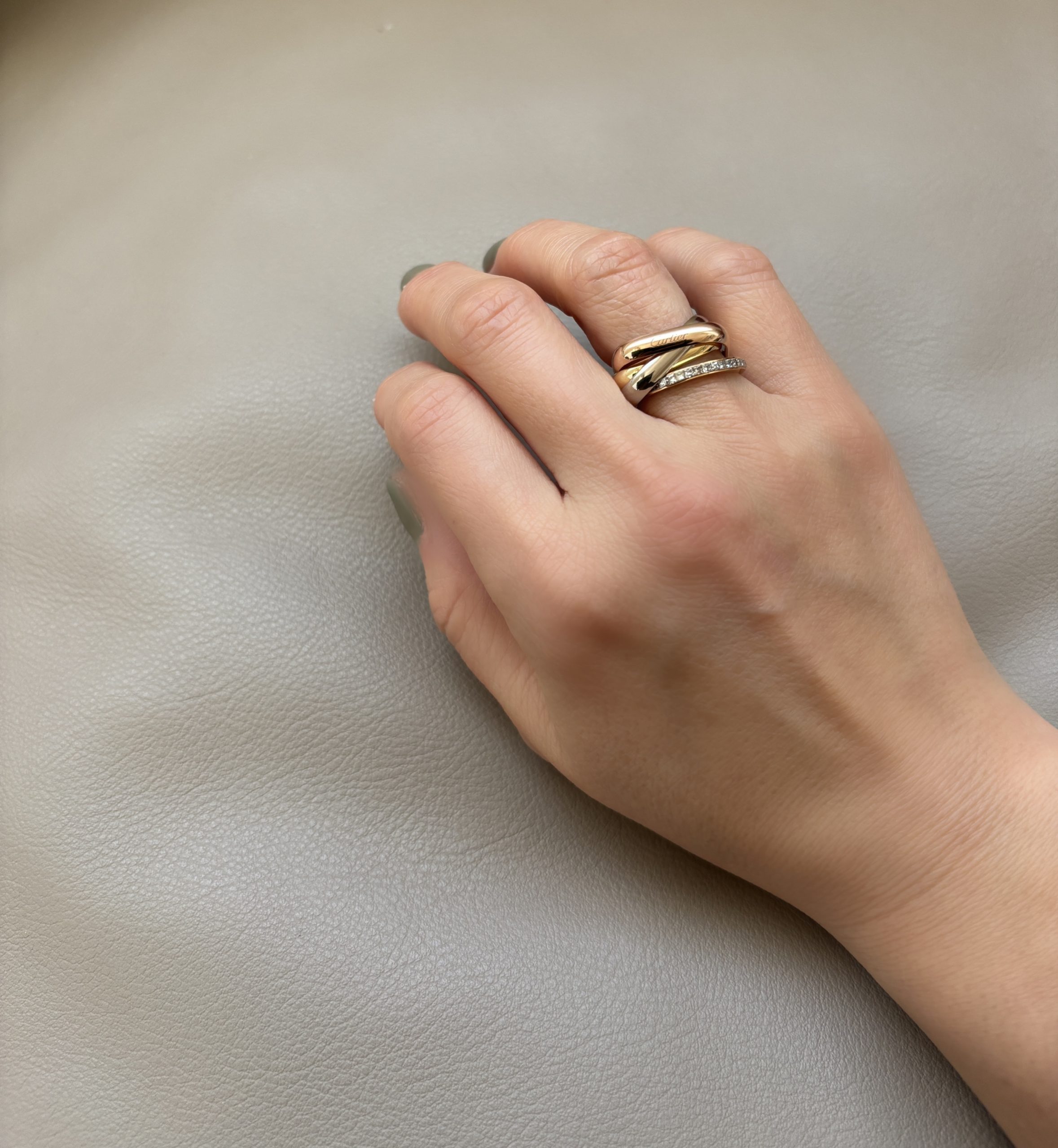 カルティエ新作の四角い「トリニティ」が想像以上に合わせやすい