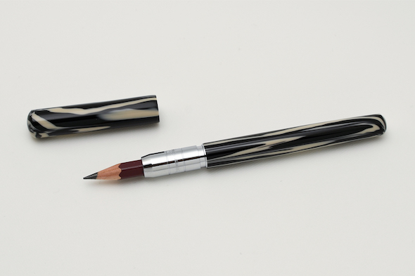 鉛筆に万年筆のふりをさせる補助具が長く愛される理由 登場から14年が