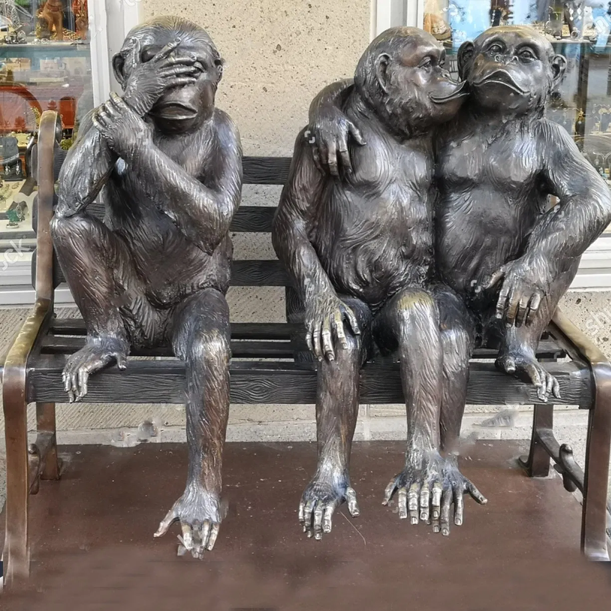 面白い有名なベンチに座っているブロンズの3賢い猿の像 ストリート用