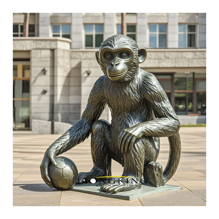 面白い有名なベンチに座っているブロンズの3賢い猿の像 ストリート用