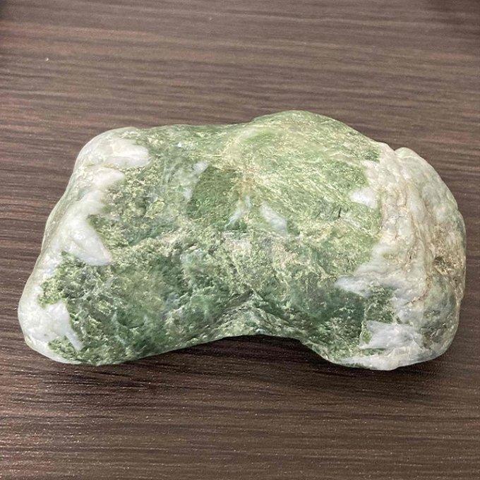 あわ貴石ギャラリーの美しい希少な天然若竹緑翡翠（ジェダイト）原石