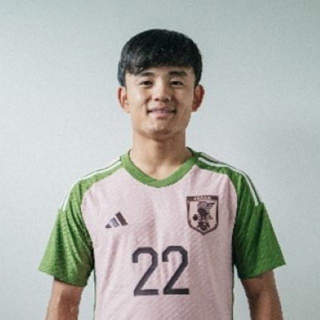 アディダスがNIGO®デザインによる桜餅のような色合いのサッカー日本