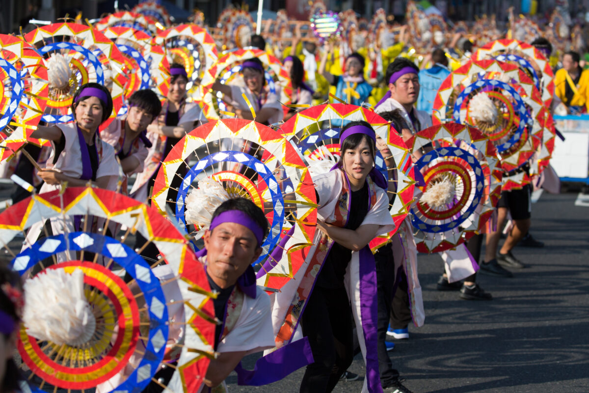 鳥取の「世界最大級」まつり！ド派手な傘で踊る「鳥取しゃんしゃん祭