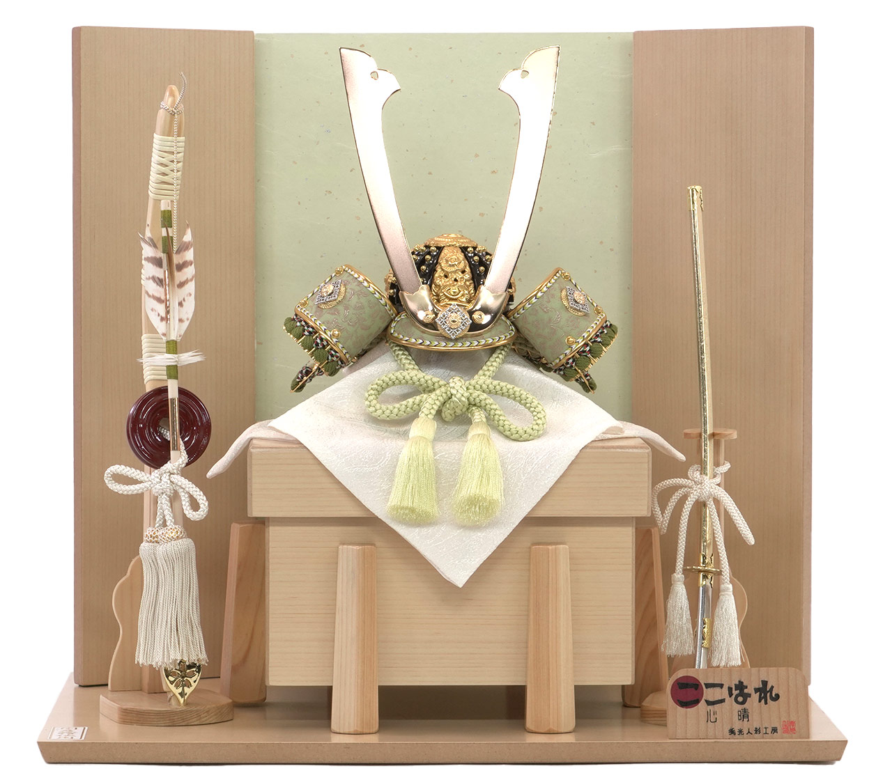 五月人形 兜平台飾りセット【P95001】 贅沢に国産檜をたっぷり使用した