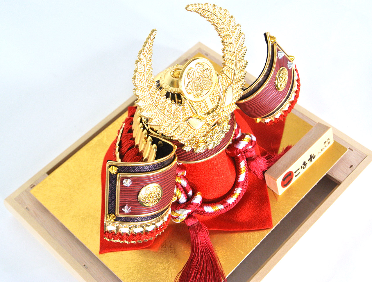 五月人形 ケース飾り【P96205】 迫力ある朱色の兜に高級感ある白木