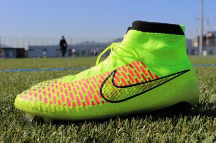 国内先行予約開始中】 ナイキ マジスタ ボルト/メタリック ゴールド