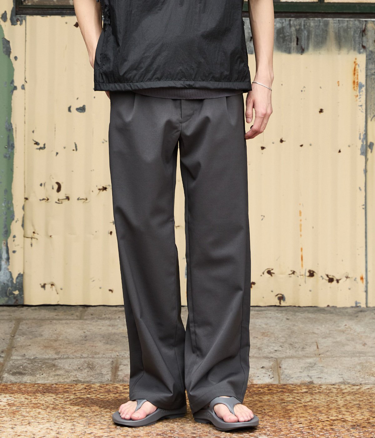 別注 Dry Stretch Twill Tuck Pants | Goldwin(ゴールドウイン